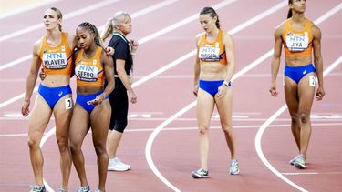 2023-08-26 21:57:11 BOEDAPEST - Lieke Klaver, N'Ketia Seedo, Nadine Visser en Tasa Jiya na de 4x100 meter op de achtste dag van de wereldkampioenschappen atletiek. ANP ROBIN VAN LONKHUIJSEN
