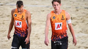 2023-08-05 19:35:31 epa10786559 Leon Luini and Yorick De Groot of the Netherlands in action during the Men's Quarter Final match against Anders Berntsen Mol and Christian Sandlie Sorum of Norway at the CEV EuroBeachVolley 2023 European Beach Volleyball Championships in Vienna, Austria, 05 August 2023.  EPA/CHRISTIAN BRUNA