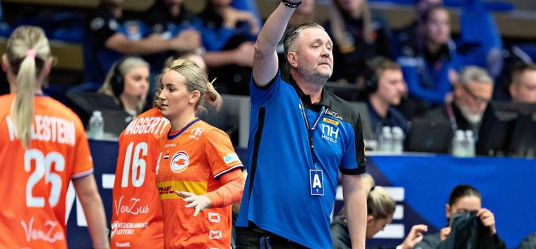 Netherlands' head coach Per Johansson gestures during the preliminary round Group H match between the Netherlands and Argentina of the IHF World Women's Handball Championship in Frederikshavn, Denmark on November 30, 2023. 
Henning Bagger / Ritzau Scanpix / AFP