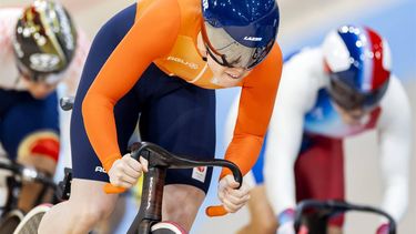 SAINT-QUENTIN-EN-YVELINES - Hetty van de Wouw tijdens de halve finale van het onderdeel keirin (vrouwen) bij het baanwielrennen in het Velodrome op de Olympische Spelen. ANP KOEN VAN WEEL