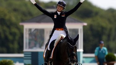 epa11524695 Dinja van Liere of Netherlands riding Hermes reacts after competing in the Dressage Individual Grand Prix Freestyle of the Equestrian Dressage competitions in the Paris 2024 Olympic Games, at the Chateau de Versailles in Versailles, France, 04 August 2024.  EPA/CAROLINE BREHMAN