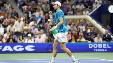 Netherlands' Botic van De Zandschulp celebrates his victory over Spain's Carlos Alcaraz during their men's singles second round tennis match on day four of the US Open tennis tournament at the USTA Billie Jean King National Tennis Center in New York City, on August 29, 2024. 
CHARLY TRIBALLEAU / AFP