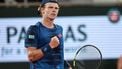 epa11377503 Jesper De Jong of the Netherlands pumps fist during his Men's Singles 2nd round match against Carlos Alcaraz of Spain at the French Open Grand Slam tennis tournament at Roland Garros in Paris, France, 29 May 2024.  EPA/CHRISTOPHE PETIT TESSON