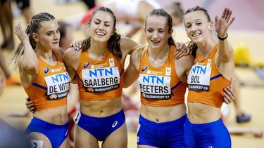 2023-08-26 20:00:26 BOEDAPEST - Eveline Saalberg, Lisanne de Witte, Femke Bol, Cathelijn Peeters na de 4x400 meter op de achtste dag van de wereldkampioenschappen atletiek. ANP ROBIN VAN LONKHUIJSEN