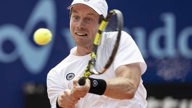 epa11481720 Botic van de Zandschulp of Netherland in action against Dominic Stricker of Switzerland at the Swiss Open tennis tournament in Gstaad, Switzerland, 16 July 2024.  EPA/PETER SCHNEIDER