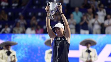 2023-11-07 01:30:31 Poland's Iga Swiatek raises her trophy on the podium after winning the WTA Finals Championship women's singles final tennis match in Cancun, Mexico on November 6, 2023. 
CLAUDIO CRUZ / AFP