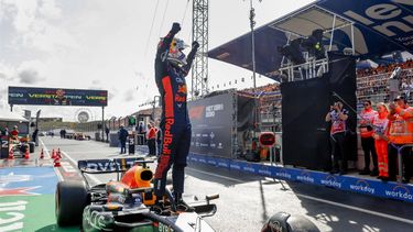 2023-08-26 16:27:43 ZANDVOORT - Max Verstappen (Red Bull Racing) viert zijn poleposition tijdens de kwalificatie voor de F1 Grand Prix van Nederland op het Circuit van Zandvoort op 26 augustus 2023 in Zandvoort, Nederland. ANP SEM VAN DER WAL