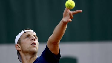 epa11376261 Tallon Griekspoor of the Netherlands serves during his Men's Singles 1st round match against Mackenzie Mcdonald of the USA at the French Open Grand Slam tennis tournament at Roland Garros in Paris, France, 28 May 2024.  EPA/YOAN VALAT