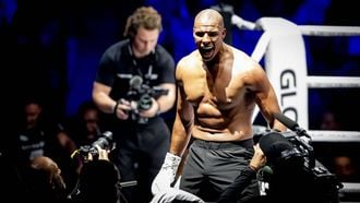 ROTTERDAM - Levi Rigters  in actie tegen Jamal Ben Saddiktijdens het kickboksgala Glory 103 in Ahoy. ANP ROBIN UTRECHT