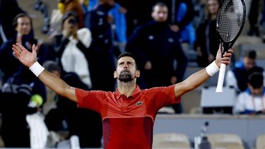 epa11376404 Novak Djokovic of Serbia celebrates after winning his Men's Singles 1st round match against Pierre-Hugues Herbert of France at the French Open Grand Slam tennis tournament at Roland Garros in Paris, France, 28 May 2024. Djokovic won in three sets.  EPA/MOHAMMED BADRA