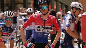 Team Jumbo-Visma's Dutch rider Dylan Van Baarle (C) is pictured ahead of the start of the stage 12 of the 2023 La Vuelta cycling tour of Spain, a 150,6 km race between Olvega and Zaragoza, on September 7, 2023. 
CESAR MANSO / AFP