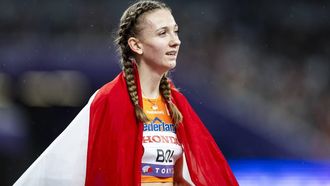 TOKIO - Femke Bol tijdens de finale van de 4x400 meter estafette voor vrouwen tijdens de WK atletiek in het Japan National Stadium. ANP ROBIN VAN LONKHUIJSEN