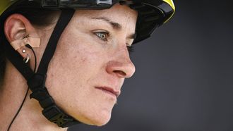 Team Visma | Lease a Bike's Dutch rider Marianne Vos wearing the overall leader's yellow jersey awaits the start of the 5th stage (out of 9) of the fourth edition of the Women's Tour de France cycling race, 165.8 km from Chasseneuil-du-Poitou to Gueret, central France on July 30, 2025. 
JULIEN DE ROSA / AFP