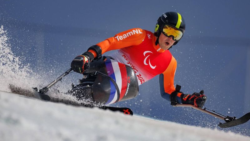 epa09814211 A handout photo made available by the Olympic Information Service shows Niels De Langen of Netherlands in action in the Men's Giant Slalom Sitting Para Alpine Skiing at the Yanqing National Alpine Skiing Centre during Beijing 2022 Winter Paralympic Games, Yanqing, China, 10 March 2022.  EPA/Simon Bruty / HANDOUT  HANDOUT EDITORIAL USE ONLY/NO SALES