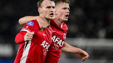 ALKMAAR - (l-r) Peer Koopmeiners of AZ Alkmaar, Isak Jensen of AZ Alkmaar vieren de 3-0 tijdens de achtste finale KNVB bekerwedstrijd tussen AZ Alkmaar en Ajax in het AFAS stadion op 14 januari 2026 in Alkmaar, Nederland. OLAF KRAAK / ANP