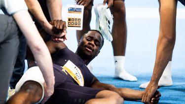 APELDOORN -Raphael Bouju geblesseerd tijdens de halve finale de finale op de 60 meter tijdens de eerste dag van de Nederlandse kampioenschappen indooratletiek. ANP IRIS VAN DEN BROEK