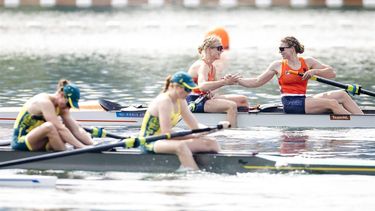 PARIJS - Ymkje Clevering en Veronique Meester winnen een gouden medaille tijdens de finale twee (v) op het olympisch roeitoernooi tijdens de zomerspelen in de Franse hoofdstad. ANP IRIS VAN DEN BROEK