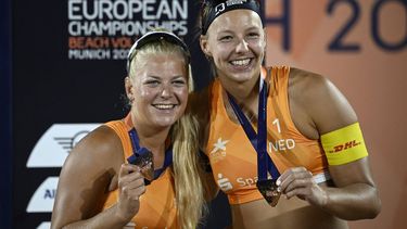 2022-08-20 21:30:26 Netherland's Katja Stam (R) and Raisa Schoon pose with their bronze medals after the Women's Beach Volleyball final match at the European Championships Munich 2022 in Munich, southern Germany, on August 20, 2022. 
Tobias SCHWARZ / AFP