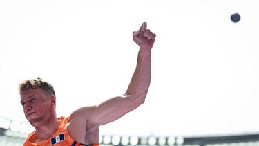 Netherlands' Sven Roosen competes in the men's decathlon shot put of the athletics event at the Paris 2024 Olympic Games at Stade de France in Saint-Denis, north of Paris, on August 2, 2024. 
Ben STANSALL / AFP
