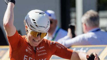 epa12875053 Dutch cyclist Charlotte Kool of team Fenix -Premier Tech, crosses the finish line to win the 130,3 kilometres Scheldeprijs one-day cycling race from Schoten to Schoten, in Schoten, Belgium, 08 April 2026.  EPA/OLIVIER MATTHYS