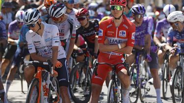 epa13198278 Slovenian rider Tadej Pogacar of team UAE Team Emirates XRG (R) wearing the overall leader's red jersey and British rider Oscar Onley of team Netcompany INEOS (L) wearing the youth leader's white jersey wait for the start to the 8th stage of the La Vuelta a Espana cycling tour, a race over 176.4km from Pucol to Xeraco, Spain, 29 August 2026.  EPA/Javier Lizon