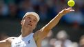 epa13085734 Iga Swiatek of Poland serves during her Women's Singles third round match against Alexandra Eala of the Philippines at the Wimbledon Championships in London, Britain, 04 July 2026.  EPA/NEIL HALL
