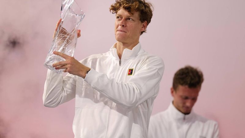 epa12859530 Jannik Sinner of Italy (L) holds up his Championship trophy after defeating Jiri Lehecka of the Czech Republic (R) in the Men’s Final match at the 2026 Miami Open tennis tournament at the Hard Rock Stadium in Miami, Florida, USA, 29 March 2026.  EPA/CRISTOBAL HERRERA-ULASHKEVICH