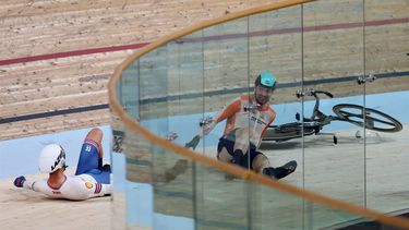 2023-08-07 19:46:03 Great Britain's Ethan Vernon (L) and Matthijs Buchli crash as they take part in the men's Elite Elimination race during the UCI Cycling World Championships in Glasgow, Scotland on August 7, 2023 
Adrian DENNIS / AFP