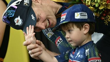 Soudal Quick-Step team's Belgian rider Tim Merlier celebrates on the podium with his son Jules after winning the 12th stage of the 113th edition of the Tour de France cycling race, 179,1 km between Circuit de Nevers Magny-Cours and Chalon-sur-Saône in central France, on July 16, 2026. 
Loic VENANCE / AFP