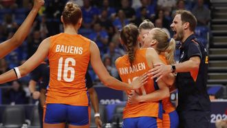 2023-08-22 18:09:47 epa10813805 Head coach of Netherlands Felix Koslowski (R) celebrates with players after winning the EuroVolley 2023 pool D volleyball match between Netherlands and France, in Tallinn, Estonia, 22 August 2023.  EPA/TOMS KALNINS