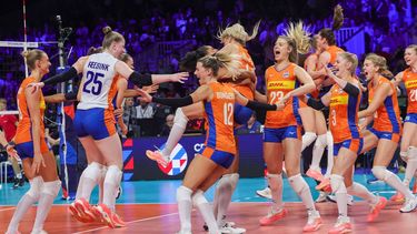 2023-09-03 18:18:44 epa10838196 Players of The Netherlands jubilate as they win 3-0 during the EuroVolley Women 2023 bronze medal match volleyball match between The Netherlands and Italy, in Brussels, Belgium, 03 September 2023.  EPA/OLIVIER MATTHYS