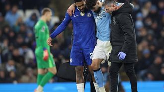 epa12626592 Josko Gvardiol of Manchester City (C) leaves the pitch after sustaining an injury during the English Premier League match between Manchester City FC and Chelsea FC, in Manchester, Britain, 04 January 2026.  EPA/ADAM VAUGHAN EDITORIAL USE ONLY. No use with unauthorized audio, video, data, fixture lists, club/league logos, 'live' services or NFTs. Online in-match use limited to 120 images, no video emulation. No use in betting, games or single club/league/player publications.