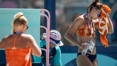 PARIJS - Raisa Schoon en Katja Stam (l-r) reageren na uitschakeling tijdens de achtste finale van het beachvolleybal tussen Nederland en Spanje op de Olympische Spelen. ANP KOEN VAN WEEL