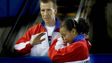 2006-04-29 14:57:51 VOLOS - Lichelle Wong is zaterdag gebleseerd uitgevallen en droogt haar tranen bij haar coach Frank Louter tijdens het EK turnen de landenteam finale in het Griekse Volos. ANP PHOTO ROBIN UTRECHT