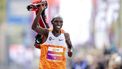 ROTTERDAM - Geoffrey Kamworor (KEN) viert zijn overwinning tijdens de finish van de 44e editie van de marathon van Rotterdam. ANP IRIS VAN DEN BROEK