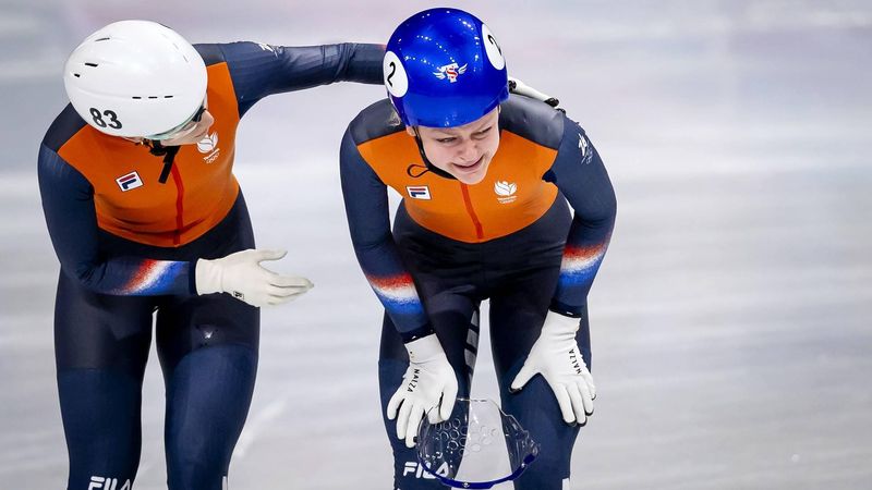 MILAAN - Xandra Velzeboer wordt getroost door Selma Poutsma na afloop van de B finale van mixed relay in de Milano Ice Skating Area, tijdens de Olympische Winterspelen. SEM VAN DER WAL / ANP