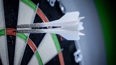 DELFT - Raymond van Barneveld tijdens een test van een nieuwe dartpijl die is ontwikkeld door onderzoekers van de TU Delft. Volgens de onderzoekers gaat het om een dartpijl die bijna 50 procent preciezer is dan een conventionele dartpijl. ANP ROBIN VAN LONKHUIJSEN