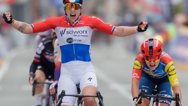epa12859080 Dutch cyclist Lorena Wiebes of Team SDS Worx - Protime crosses the finish line to win the In Flanders Fields women's cycling race over 135 kilometres with start and finish in Wevelgem, Belgium, 29 March 2026.  EPA/OLIVIER MATTHYS