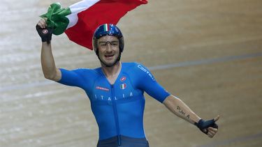 2022-10-16 16:49:01 epa10247477 Elia Viviani of Italy celebrates winning the Men's Elimination Race at the UCI Track Cycling World Championships in Saint-Quentin-en-Yvelines, outside Paris, France, 16 October 2022.  EPA/YOAN VALAT