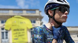 Team Visma - Lease a Bike team's Danish rider Jonas Vingegaard awaits the start of the 6th stage of the 111th edition of the Tour de France cycling race, 163,5 km between Macon and Dijon, on July 4, 2024. 
Thomas SAMSON / AFP