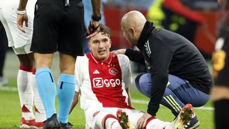 AMSTERDAM - Mika Godts of Ajax zit geblesseerd op de grond tijdens de UEFA Europa League wedstrijd tussen AFC Ajax en Galatasaray in de Johan Cruijff ArenA op 30 januari 2025 in Amsterdam, Nederland. ANP KOEN VAN WEEL