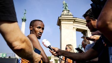 BOEDAPEST - Abdi Nageeye staat de pers te woord na zijn opgave op de marathon tijdens de laatste dag van de wereldkampioenschappen atletiek. ANP ROBIN VAN LONKHUIJSEN