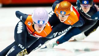 ROTTERDAM - Suzanne Schulting en Michelle Velzeboer tijdens XXX op het WK shorttrack in Ahoy. ANP IRIS VAN DEN BROEK