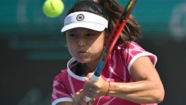 2022-09-21 05:43:51 Arianne Hartono of Netherlands returns the ball against Magda Linette of Poland during the women's singles round of 32 match at the Korea Open tennis championships in Seoul on September 21, 2022. 
Jung Yeon-je / AFP