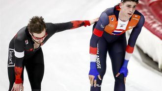INZELL - Laurent Dubreuil (CAN) en Jenning De Boo (NED)  na afloop van de tweede 500 meter mannen op het wereldkampioenschap schaatsen sprint in de Max Aicher Arena in het Duitse Inzell. ANP VINCENT JANNINK