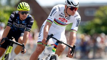 2023-08-20 14:29:12 ETTEN-LEUR - Wereldkampioen Mathieu van der Poel tijdens de Profwielerronde Etten-Leur. Van der Poel showt voor het eerst zijn regenboogtrui die hij veroverde tijdens het WK wielrennen in Glasgow. ANP BAS CZERWINSKI