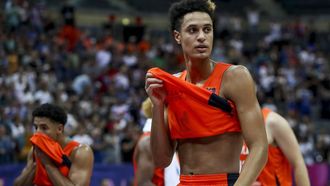 2022-09-05 19:22:45 epa10162184 Jesse Edwards of Netherlands is seen dejected after loosing FIBA EuroBasket 2022 group stage match between Czech Republic and Netherlands in Prague, Czech Republic, 05 September 2022.  EPA/MARTIN DIVISEK