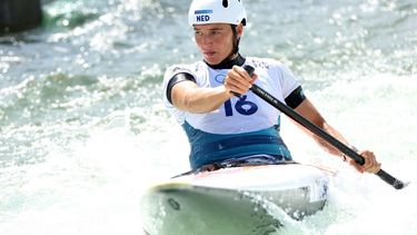 epa11509061 Lena Teunissen of the Netherlands in action during the Women Canoe Single Heats of the Canoeing Slalom competitions in the Paris 2024 Olympic Games at the Vaires-sur-Marne Nautical Stadium, in Vaires-sur-Marne, France, 30 July 2024.  EPA/ALI HAIDER