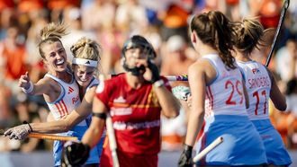 MONCHENGLADBACH - Xan de Waard van Nederland, doelmaker Yibbi Jansen van Nederland, Fay van der Elst van Nederland en Pien Sanders van Nederland vieren de 3-1 tijdens de halve finale tussen Nederland en Spanje op het EK Hockey in het HockeyPark stadion. ANP SEM VAN DER WAL