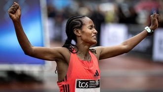 AMSTERDAM - Buze Diriba wint de marathon van Amsterdam bij de vrouwen. ANP RAMON VAN FLYMEN